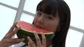 火车女孩吃瓜,揭秘旅途中的趣味瞬间