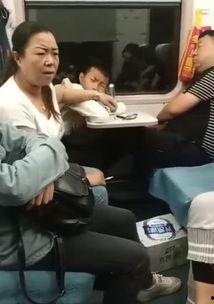 火车女孩吃瓜,揭秘旅途中的趣味瞬间